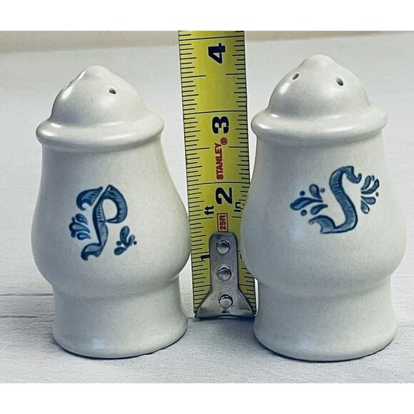 Pfaltzgraff YORKTOWNE SALT And PEPPER Shakers Ceramic White and Blue 4" Vintage - Picture 5 of 7